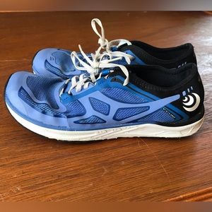 TOPO ATHLETIC SNEAKERS